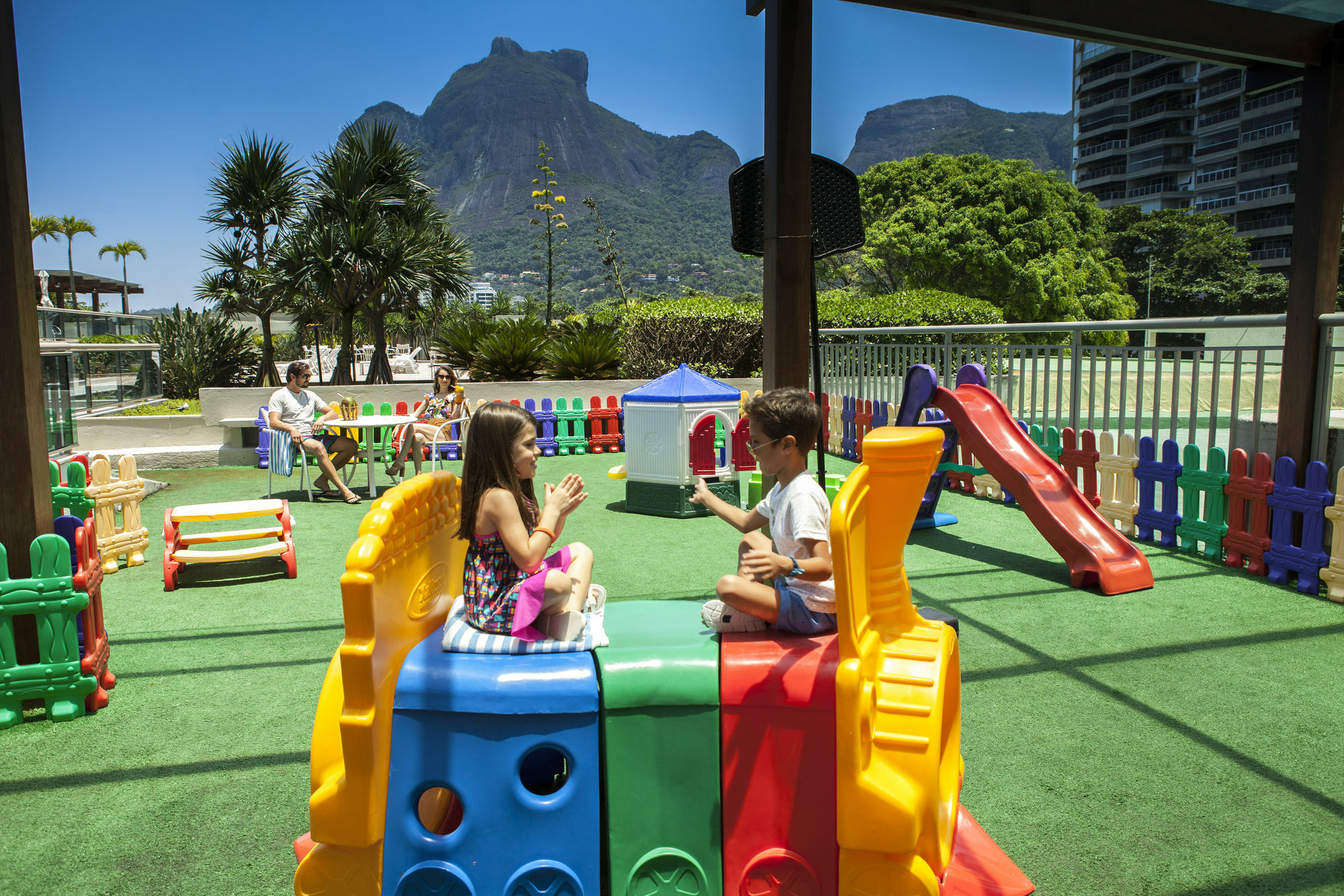 Pullman Rio De Janeiro Sao Conrado Hotel Buitenkant foto Children playing in a playground in Rio de Janeiro, Brazil