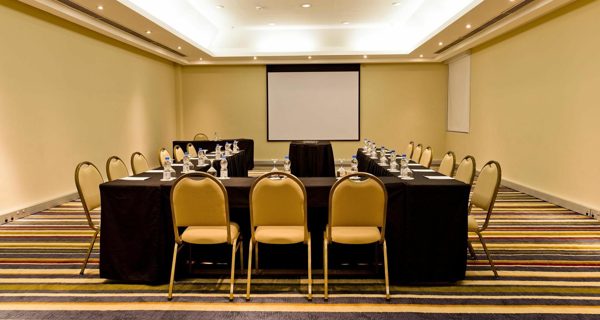 Pullman Rio De Janeiro Sao Conrado Hotel Buitenkant foto A meeting room at the hotel